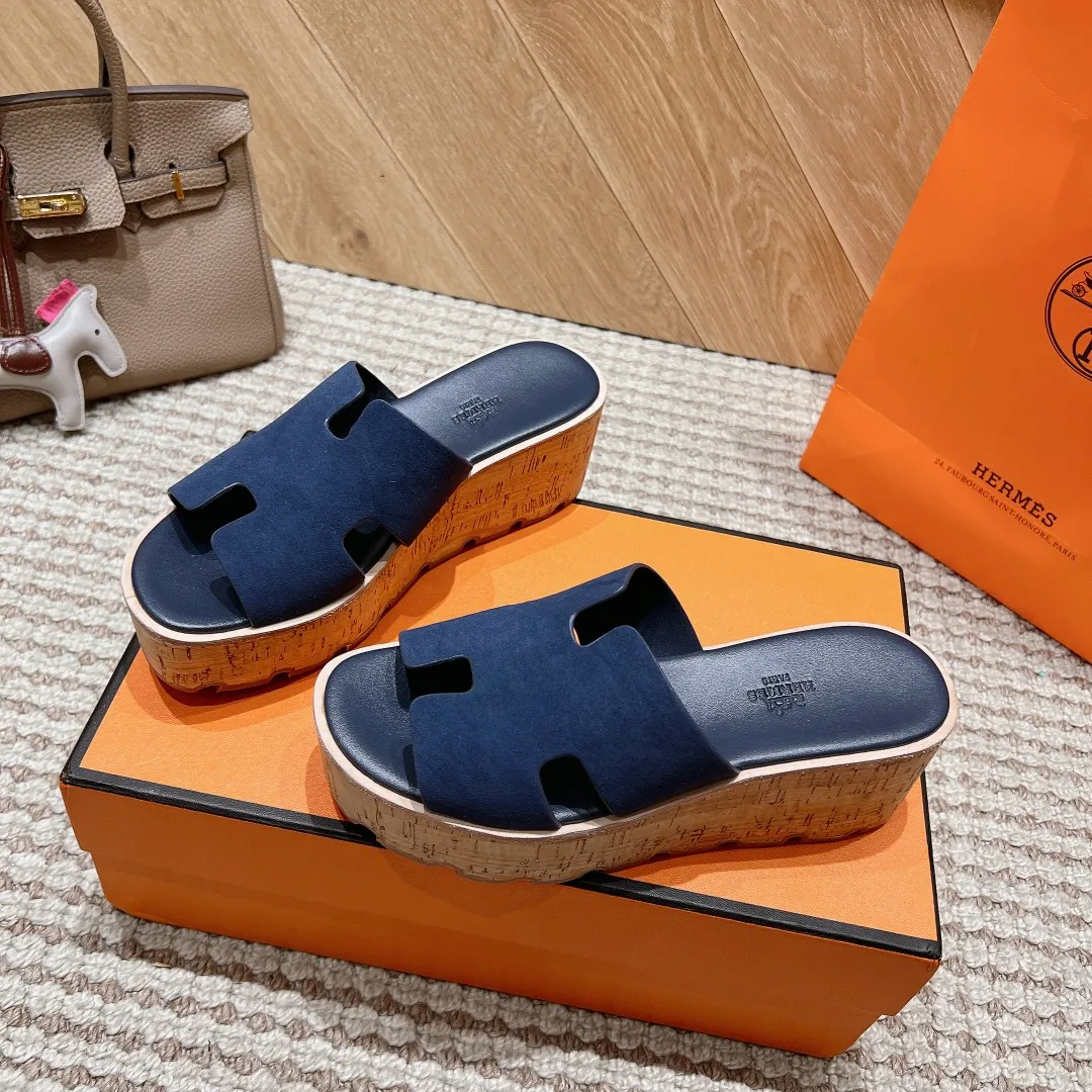 👟👟Ex-factory price 540👟👟 High version of the 2024 spring and summer new HERMES Hermès counter new style. The wedge-heeled Erjiu sandals and slippers, which have been extremely popular recently, are paired with various colorful socks. They are very trendy. Upper: cowhide. Outsole: technological imitation wood sole. Heel height: about 7cm. Size: Female 35-41 (40/41 non-refundable and non-exchangeable)